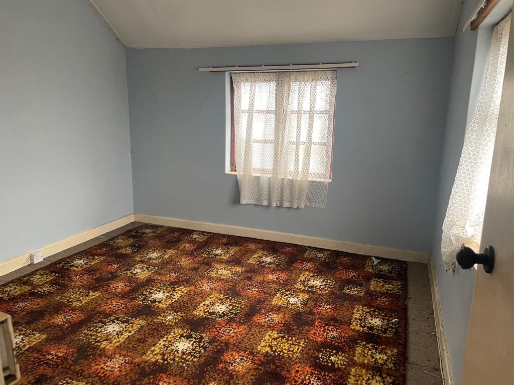 Lot: 23 - TERRACED HOUSE WITH ADDITIONAL ONE-BEDROOM DWELLING, GARAGE, OUTBUILDING AND LARGE GARDEN SPACE - Bedroom in additional dwelling